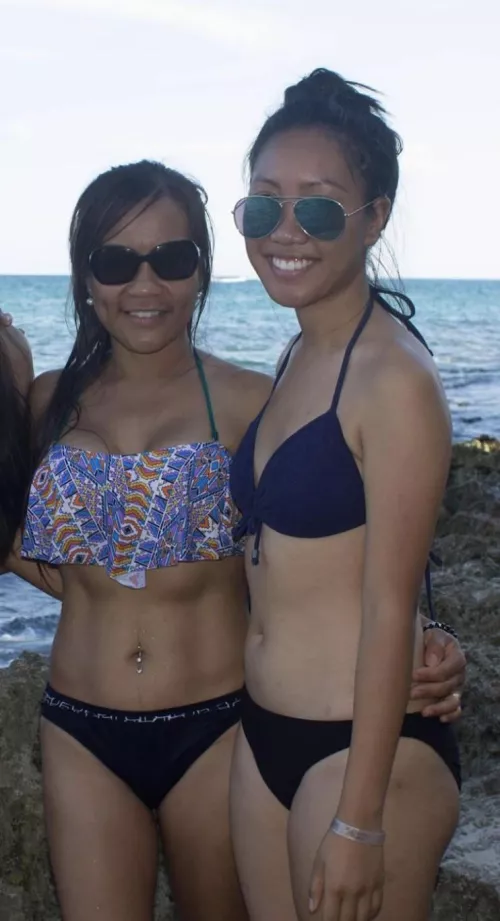 Mom (L) or daughter (r)🤤