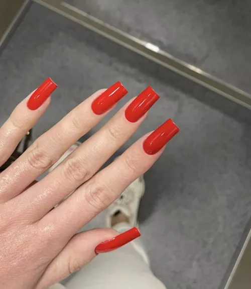 My girlfriend’s nails couple weeks ago. Should they always be red?