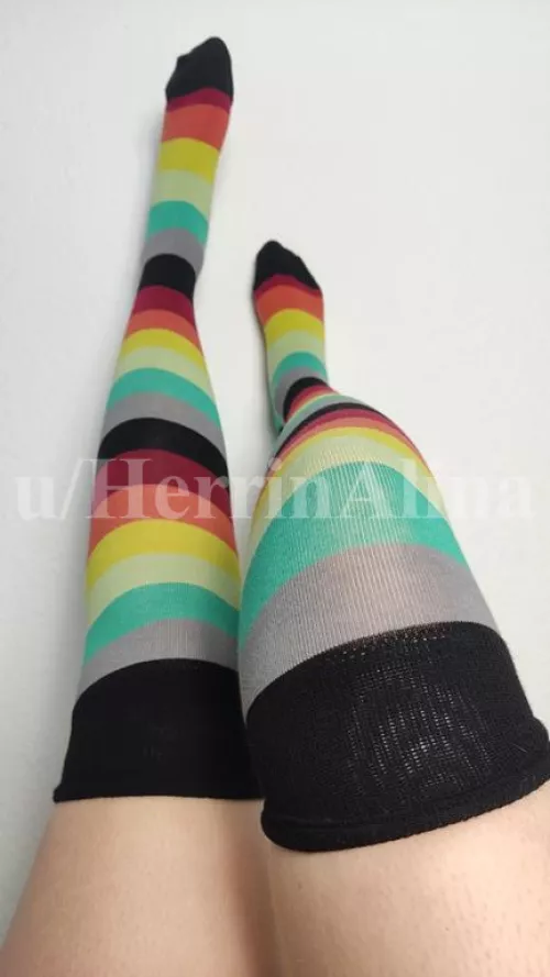 rainbow kneesocks!