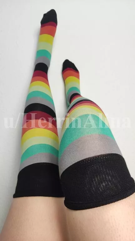 rainbow kneesocks!