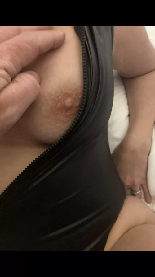 Who wants to suck my tits