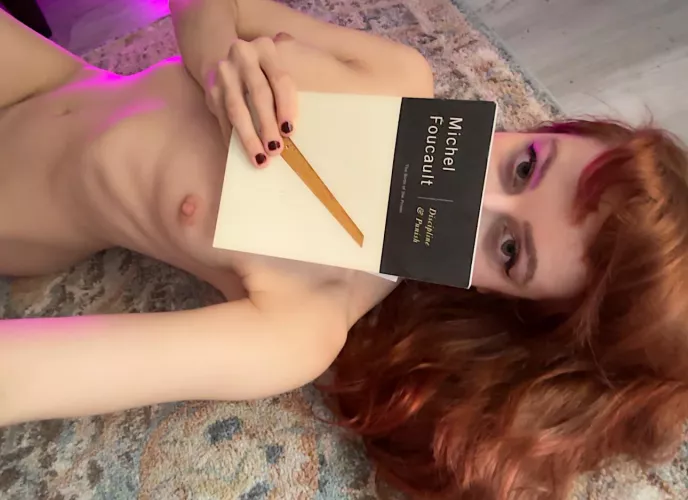 Would you let an avid social philosophy reader be your Valentine? [F]oucault me all night long 💜