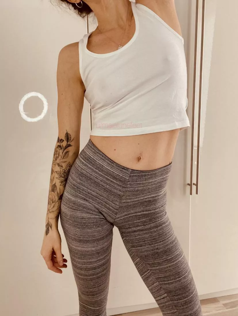 Yoga pants and no bra kinda Sunday 🖤😉