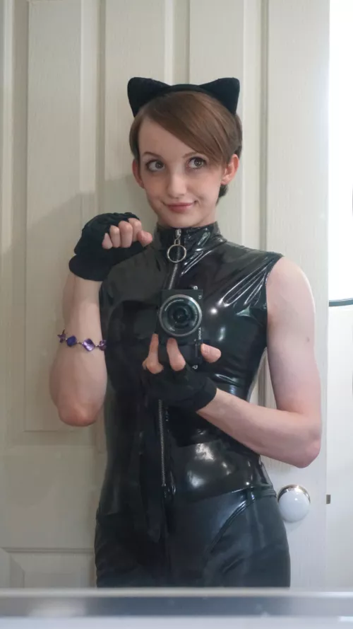 Catwoman is technically a catgirl right?😸