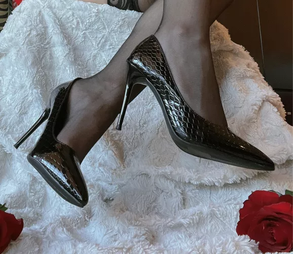 I do so adore black leather!