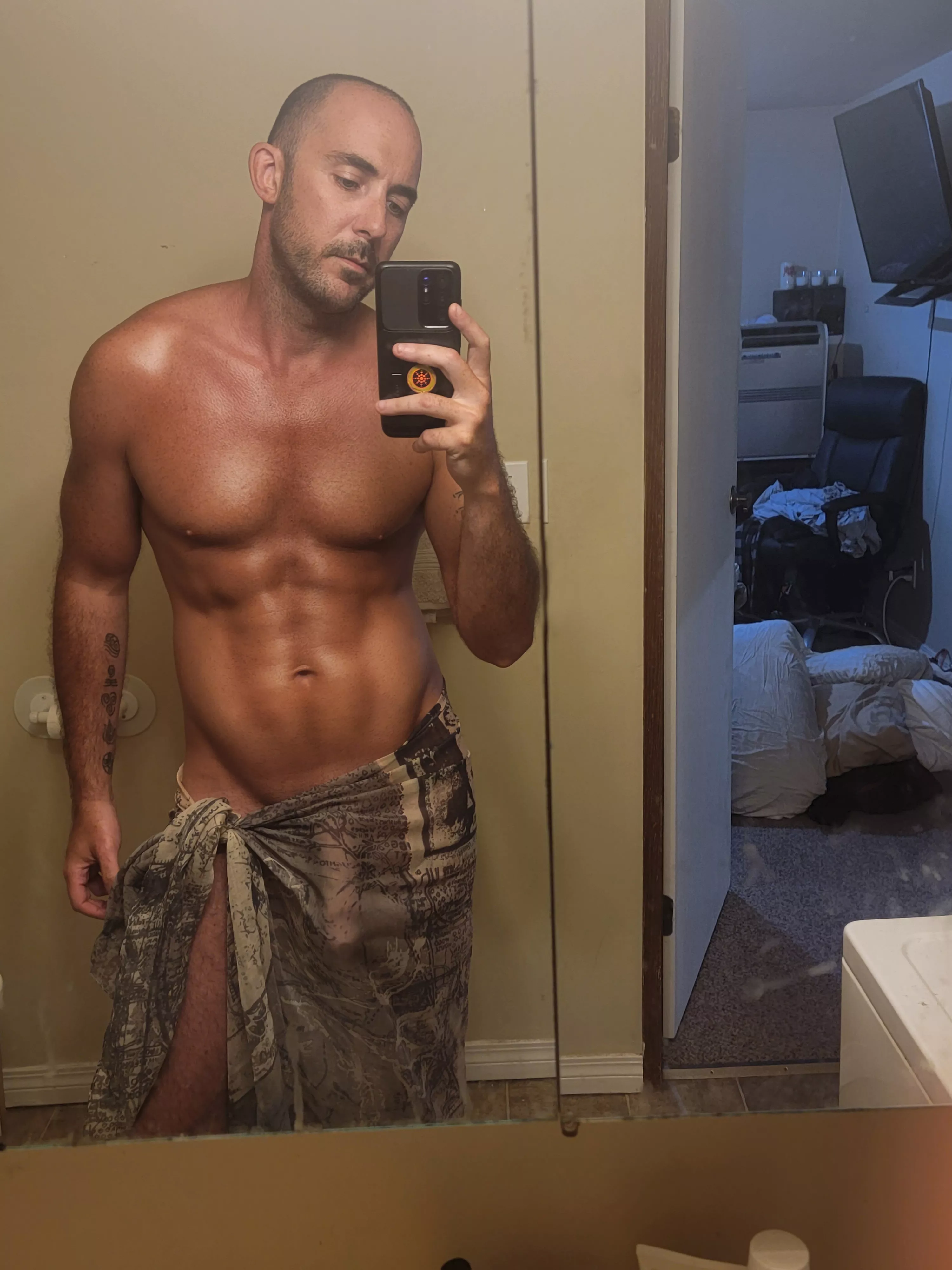 I get alot of looks when I wear my sarong out in public [37] 😈