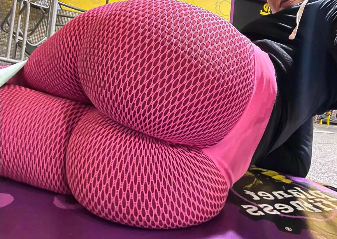 I love catching people stare at my ass at the gym 😋