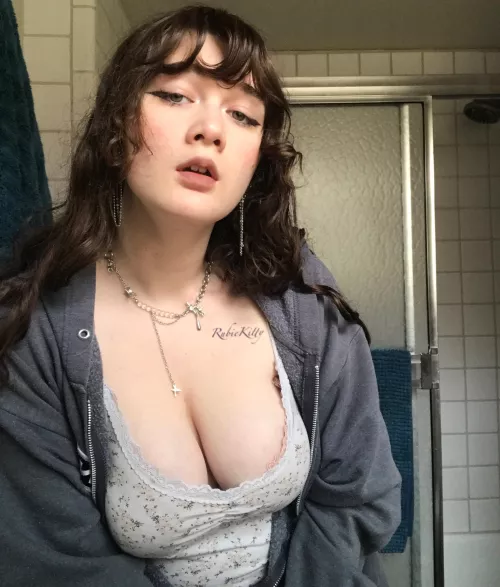 I’d love for you to put something big between my tits😜💕