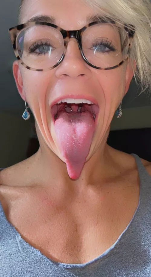 Is my tongue long enough for you? 😩