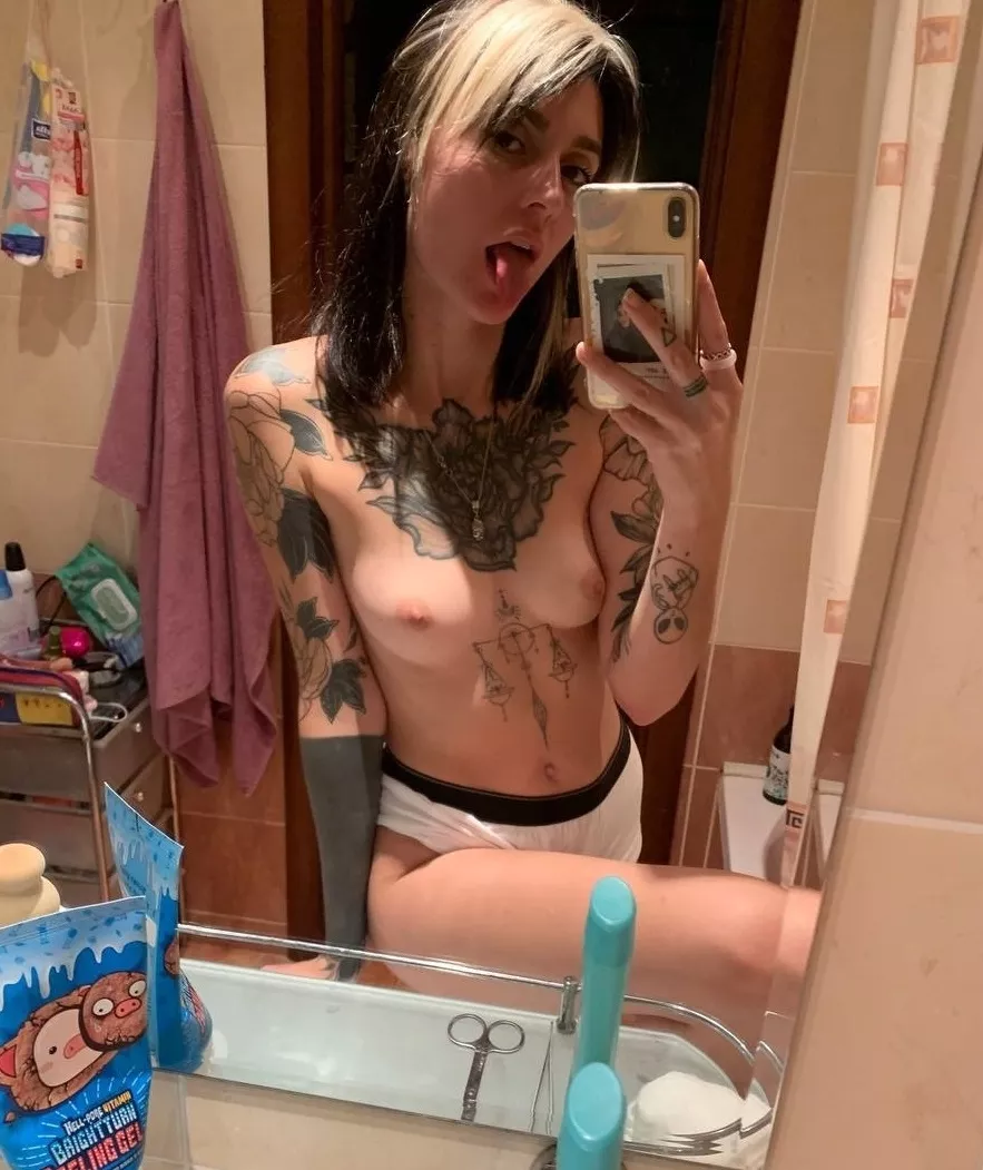 Need someone older and more experienced to fill my naughty mouth with something appropriate 😋