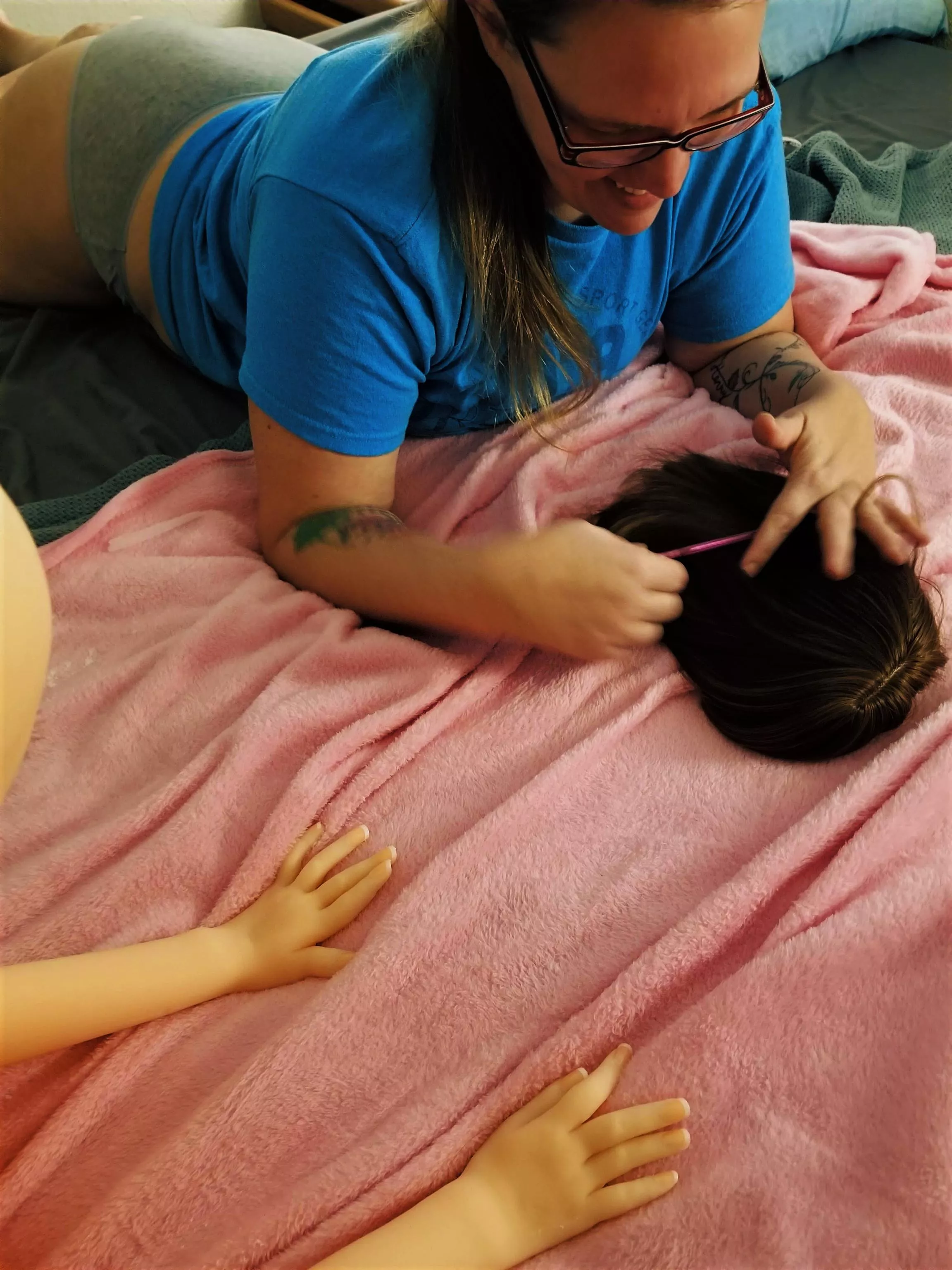 One sexy girl helping another get pretty for me 😏