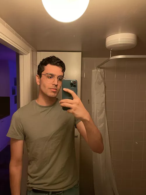 The ceiling is lower in the bathroom. I’m not a giant 🤓