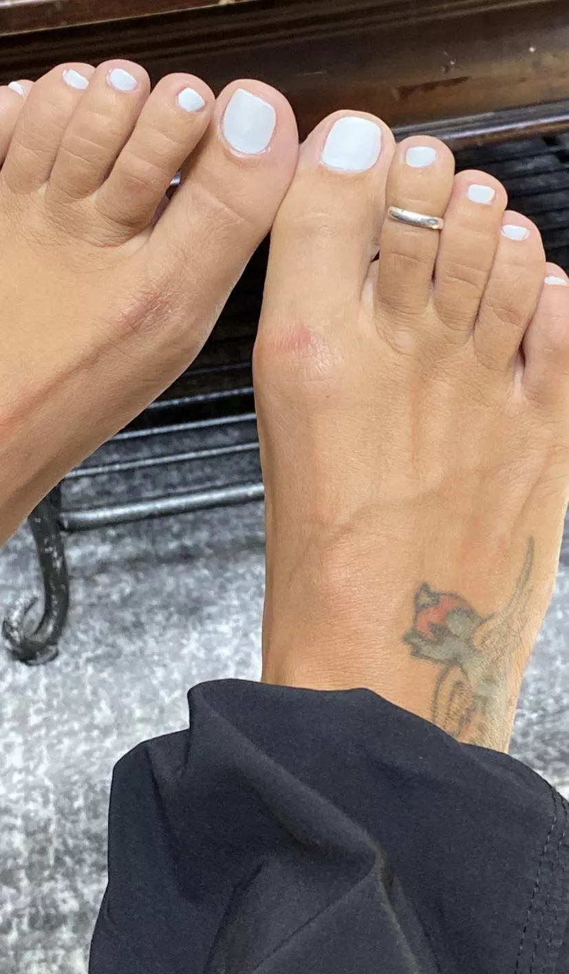 Who likes 40yr old MILF feet?