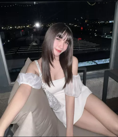 Am I passable as pretty girl? Would anyone date me? 🥺🥹