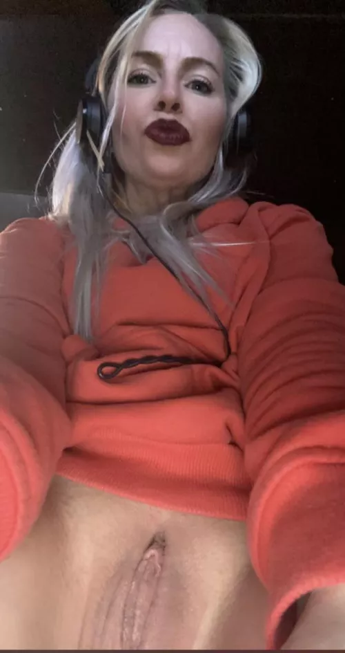 🌹 are red, carnations are 💖, get on your knees & lick my clit #milf