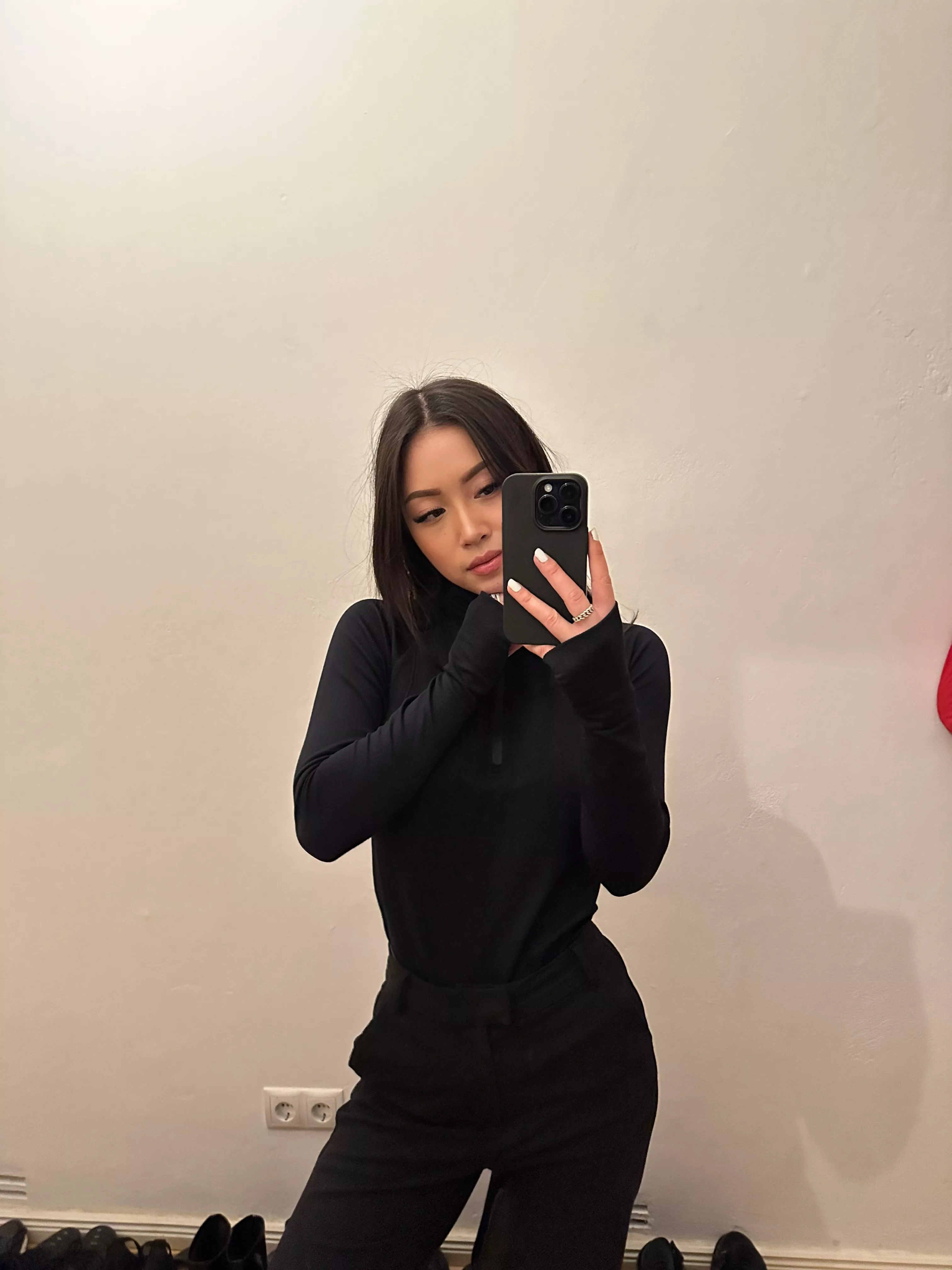 Black clothes and phone case suits an Asian Girl like me