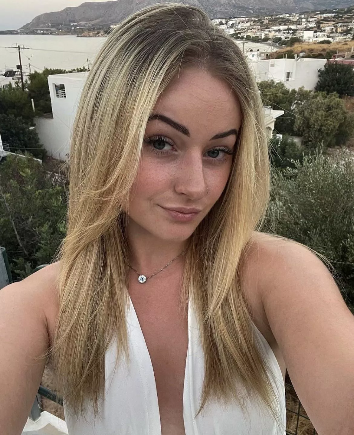 Cuck here looking for a new bull for my gorgeous slutty gf. Dm me