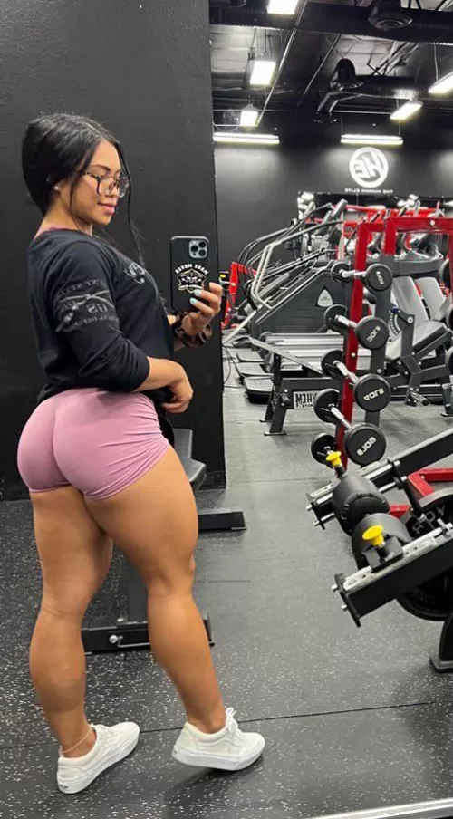 Damn, she‘s THICCC all over!