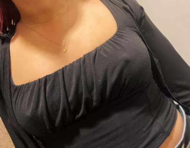 Did not expect it to be so frigid in the office today, whoops…A+ professional business lady in the building 🙃🥶🤣