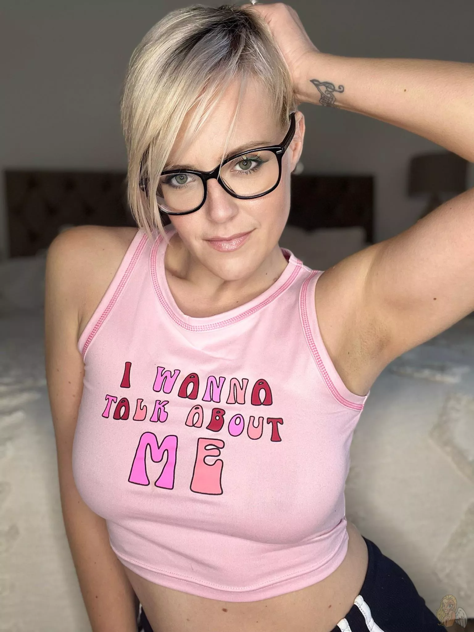 Don’t my glasses make me look so sophisticated