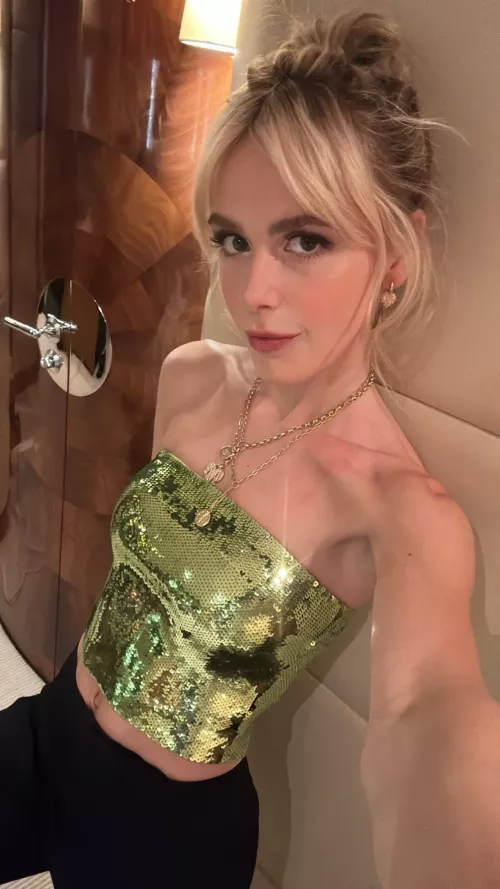 Kiernan Shipka is making me feel so horny and weak. I'd love not to stop edging for days to her trying not to make a mess.