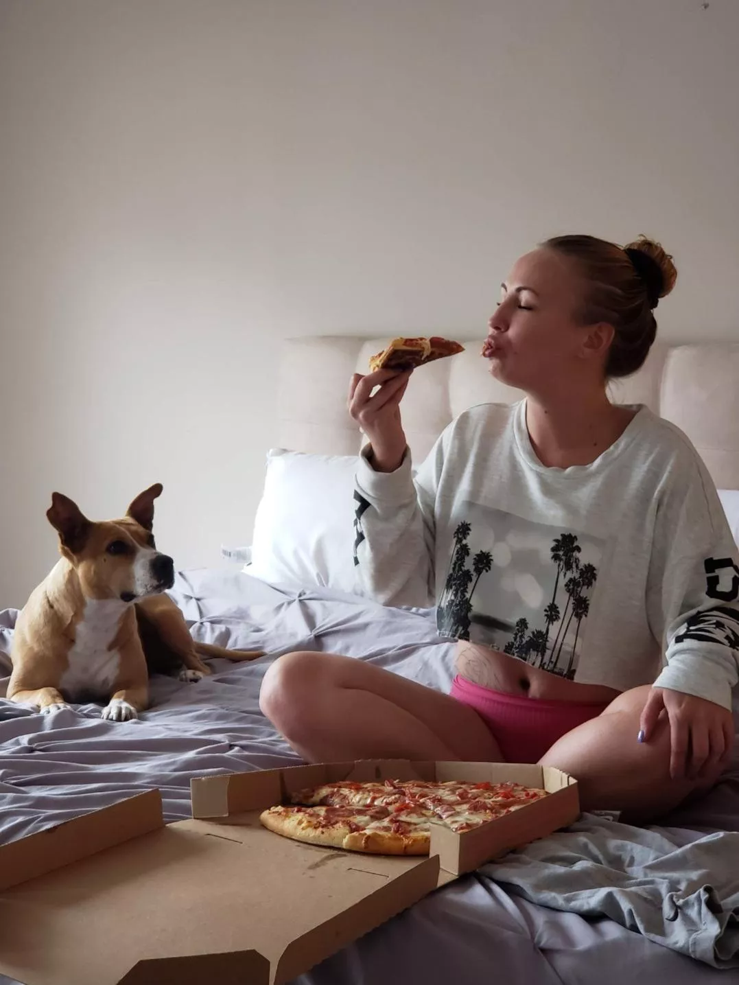 Pizza promised to love me, but only until the morning time 🍕🤟