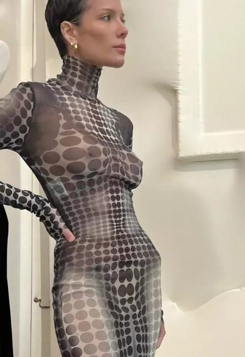 Singer-songwriter Halsey