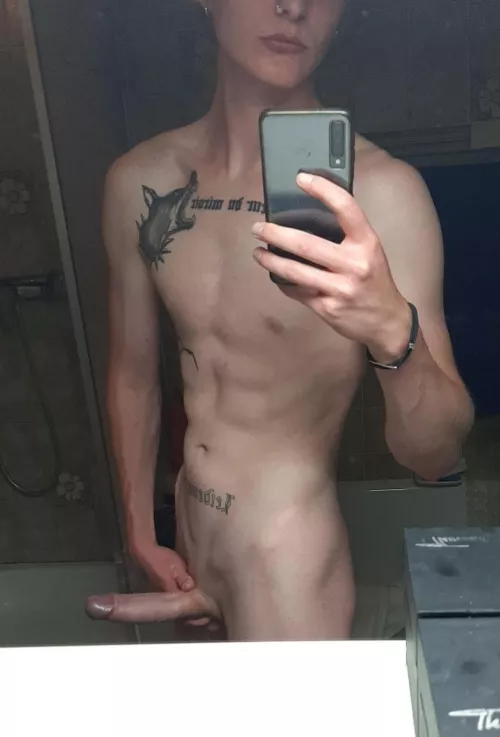 19, 6'4 searching for a sub twink/femboy