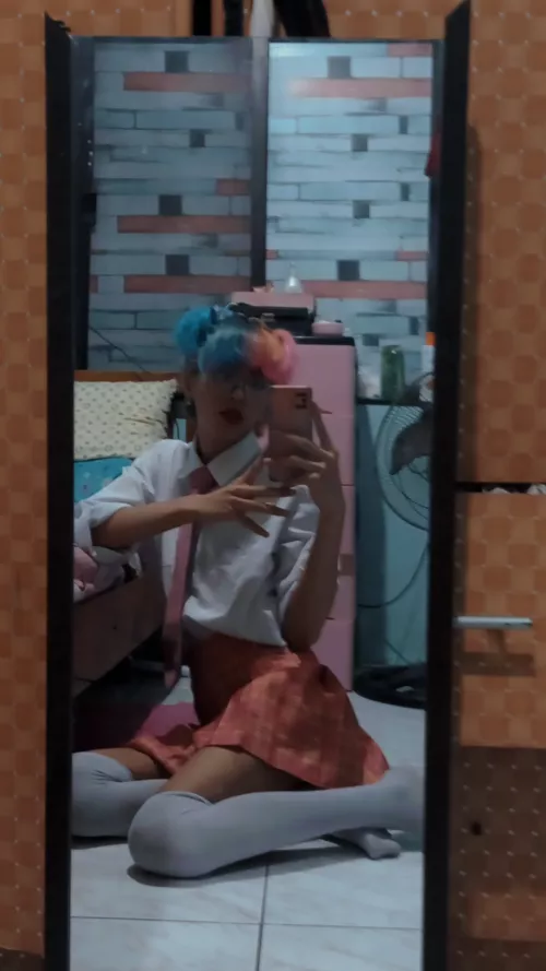 anyone wanna lay beside me on the bed?🥺