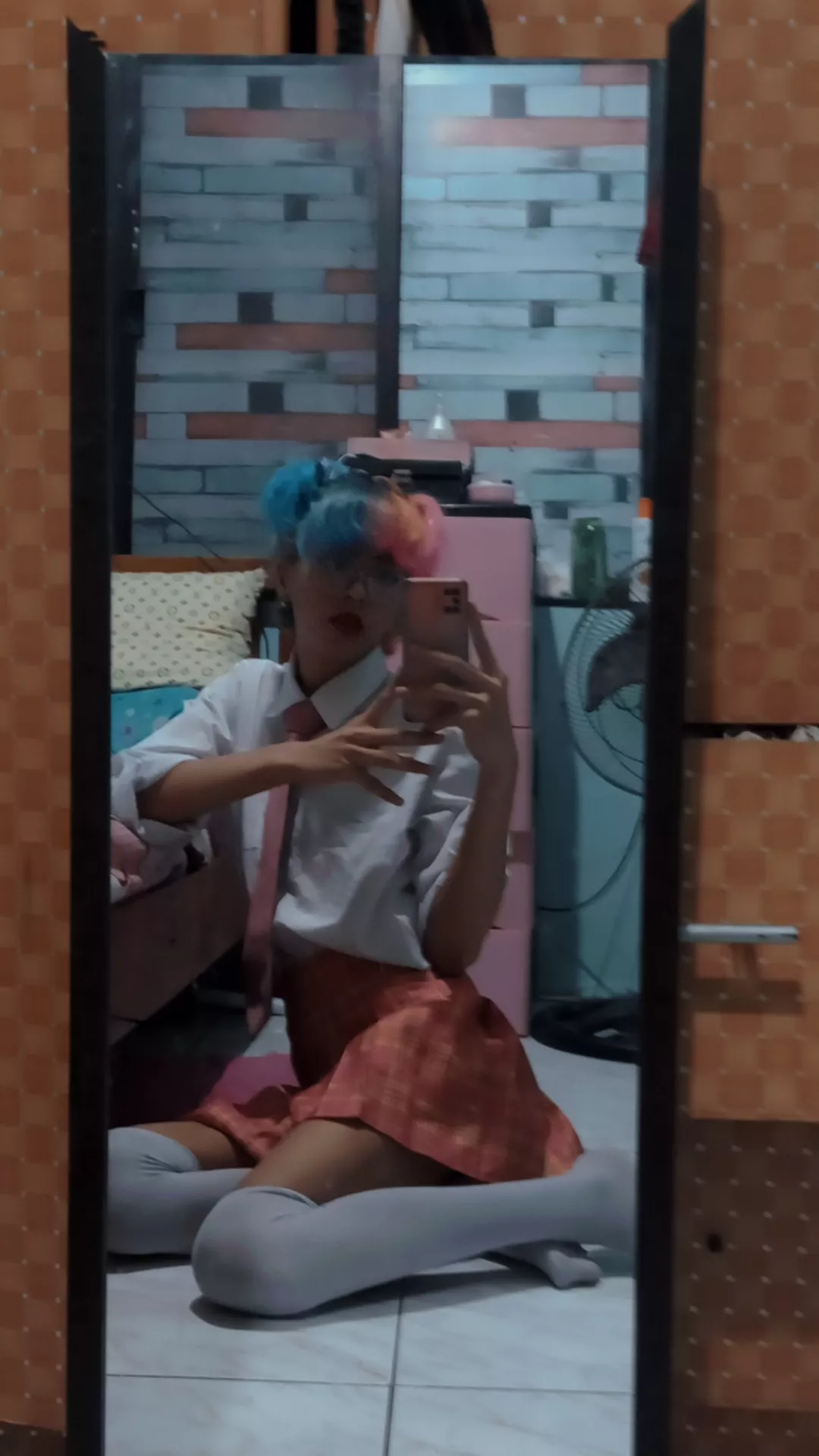 anyone wanna lay beside me on the bed?🥺