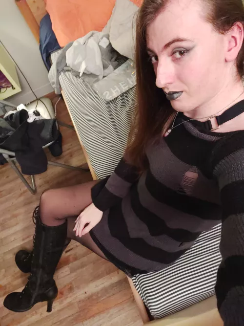 i tryed a goth look, it's a work in progress 😅