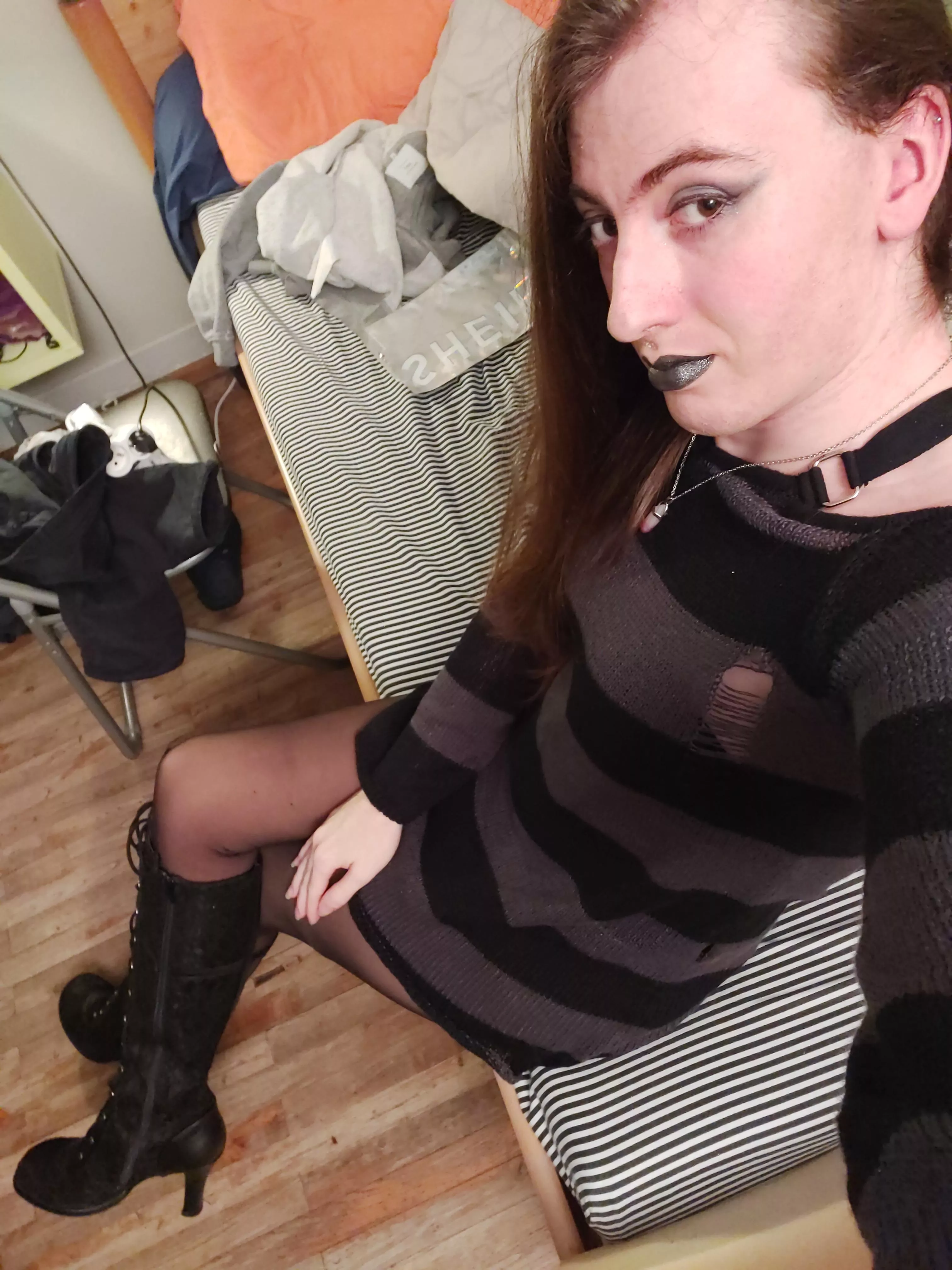 i tryed a goth look, it's a work in progress 😅