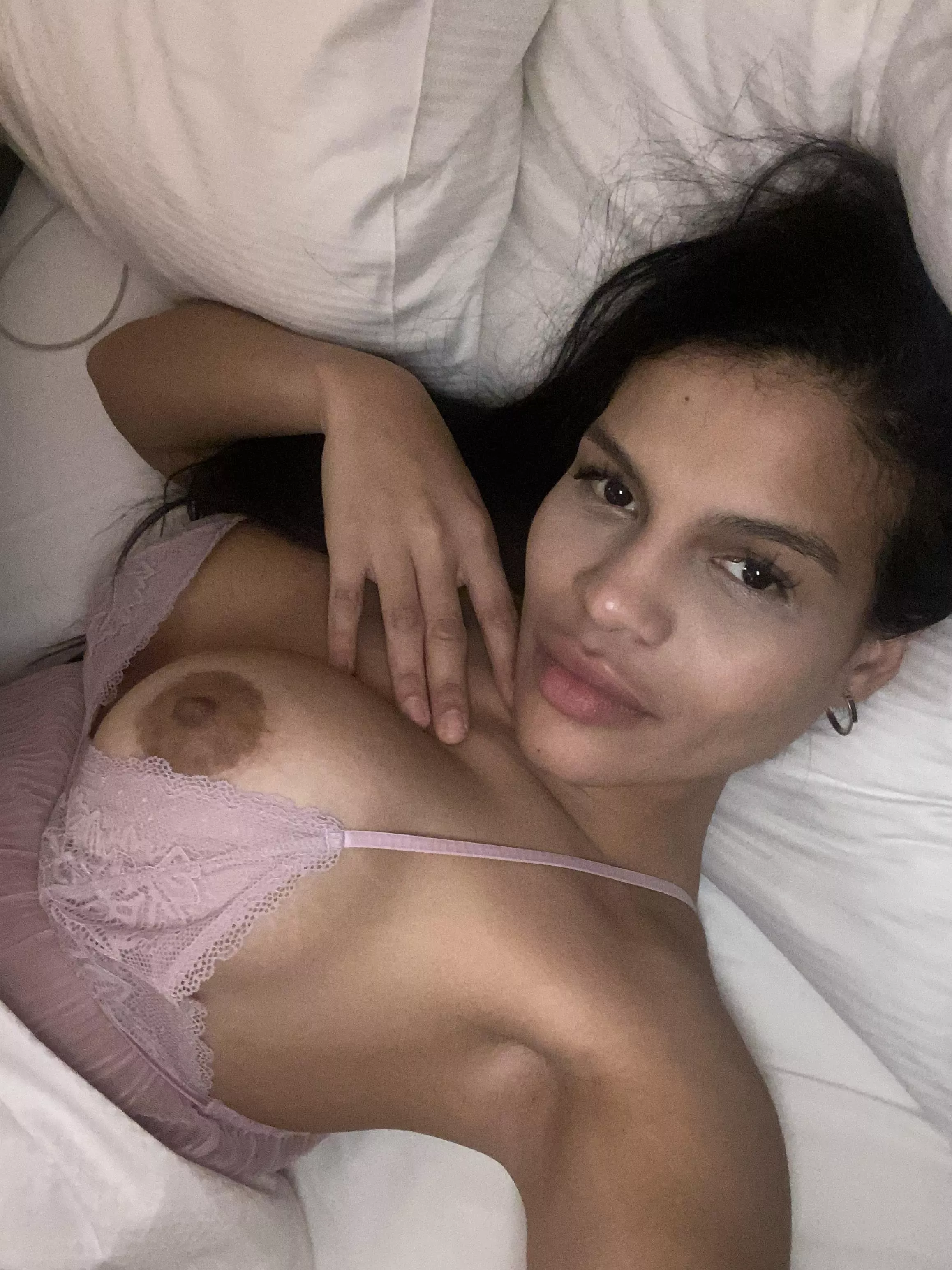 I wonder if any older men here wants to fuck a young MILF? 🥺💦