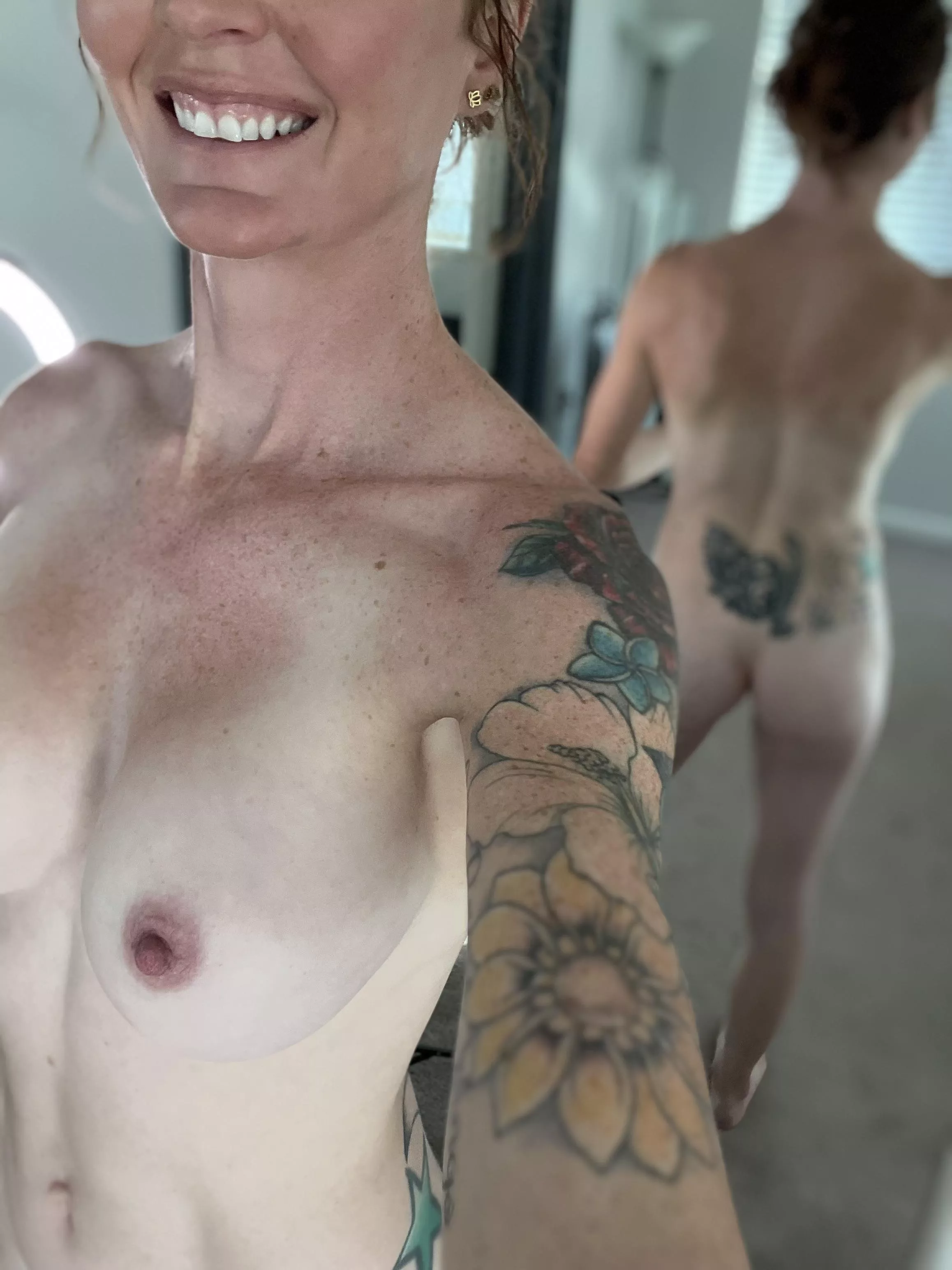 Just a MILF showing off my naked selfie. Enjoy! (F33)
