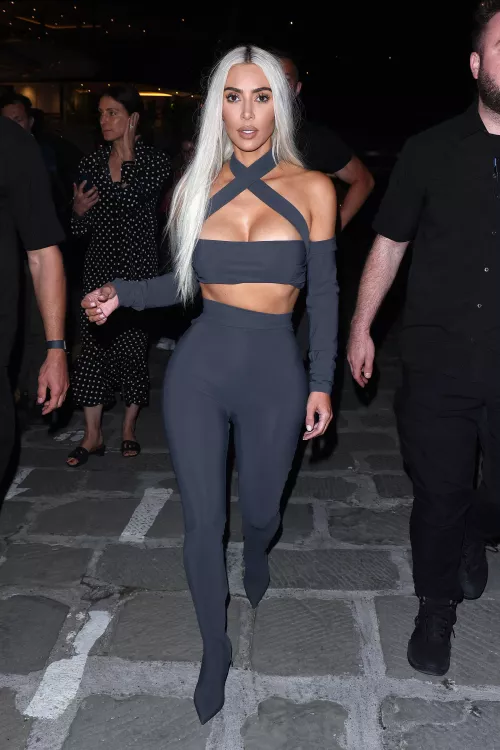 Need someone to joi n feed me with mistress Kim pls