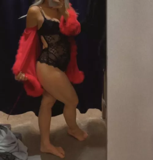 Ready for a handprint on my ass as red as this robe 💥