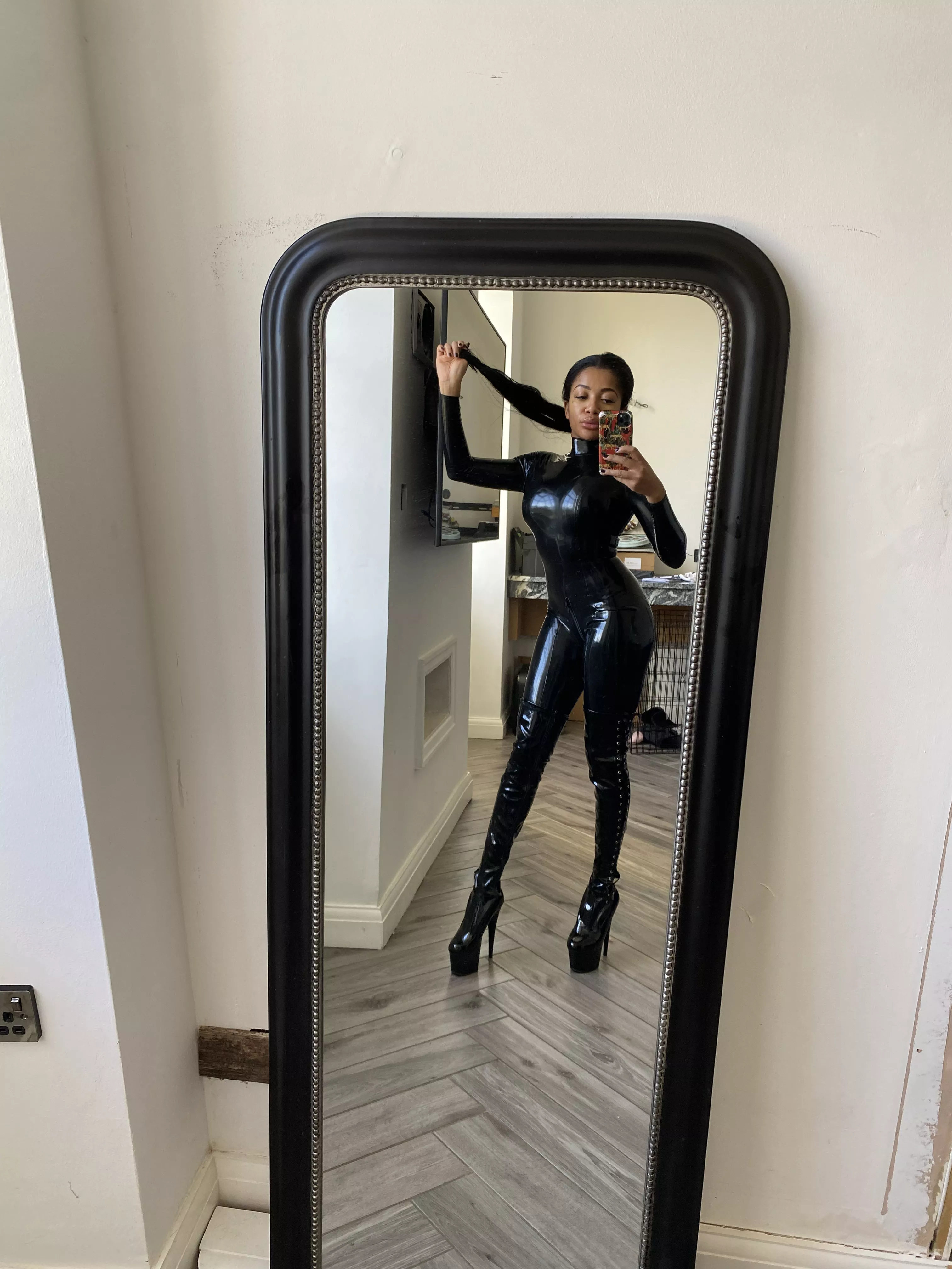 Surrender to your queen