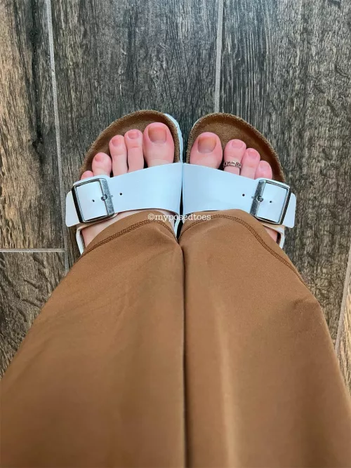 Take the toe ring off with your tongue 👅