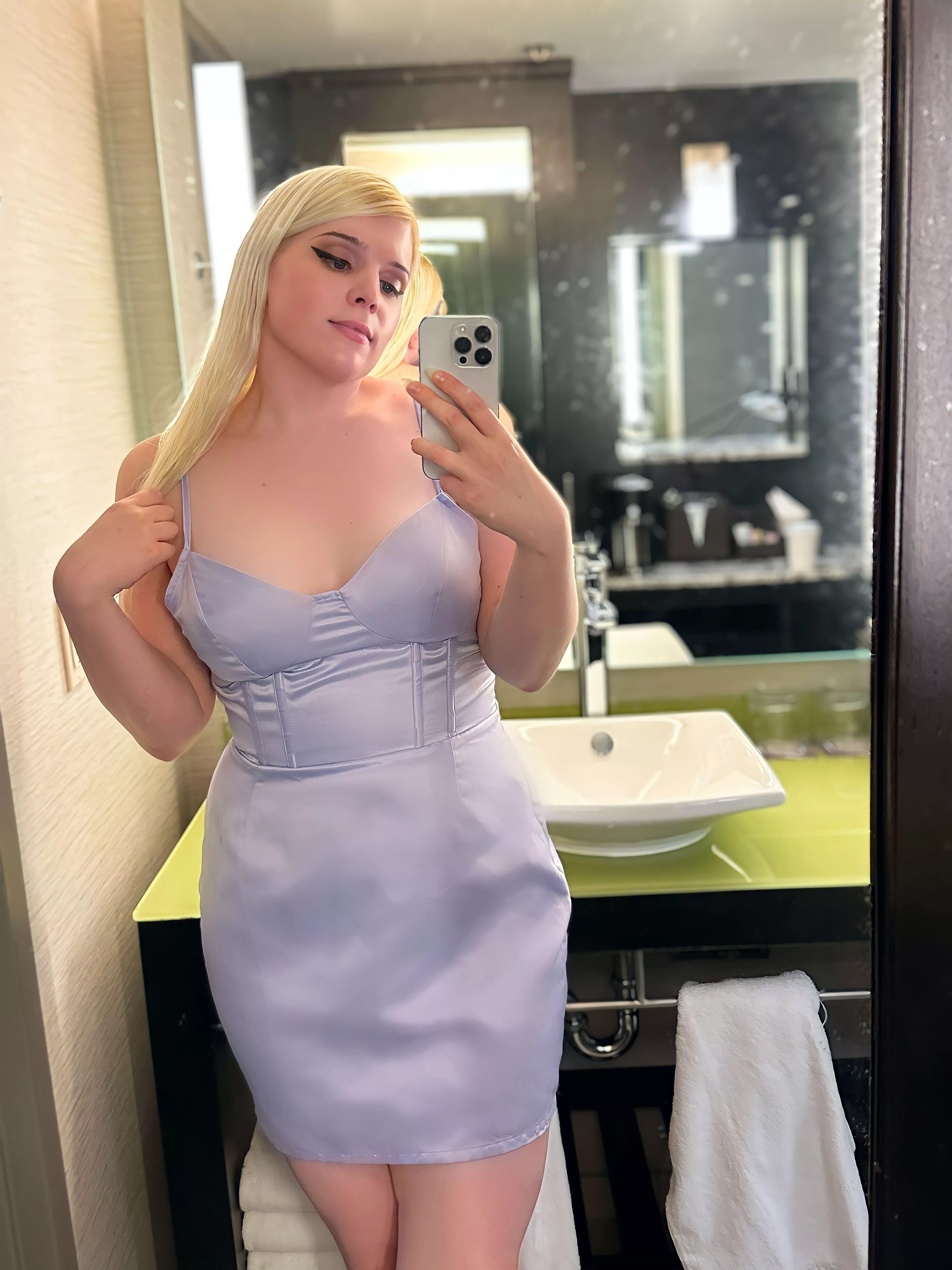 A purple femboy 🥰