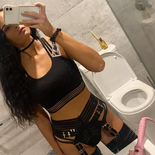 Any guys like horny moms? 😏 35F