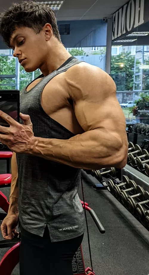 Big forearms and tiny wrists 🤭