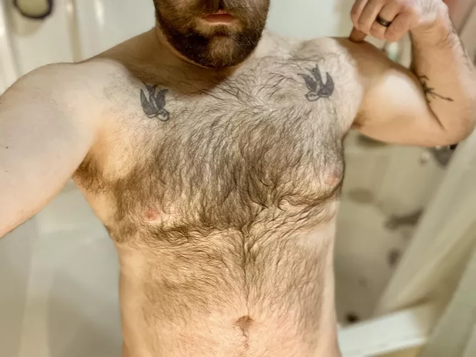 Chest hair still wet from the shower 😘💦