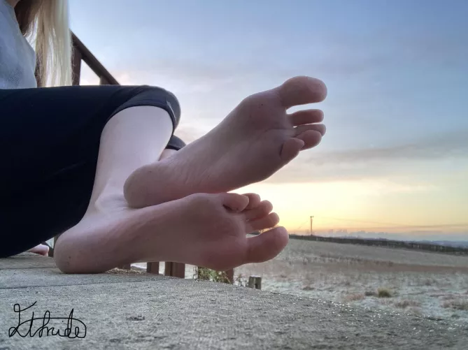 Feeling the cold air between my toes, would you warm them up?