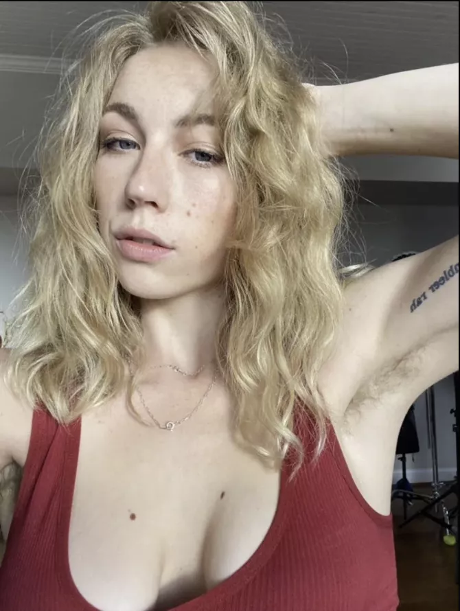 It's so warm and wet in my little hairy pits ❤️