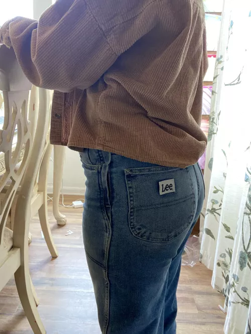 Milf in jeans, ready for a squeeze