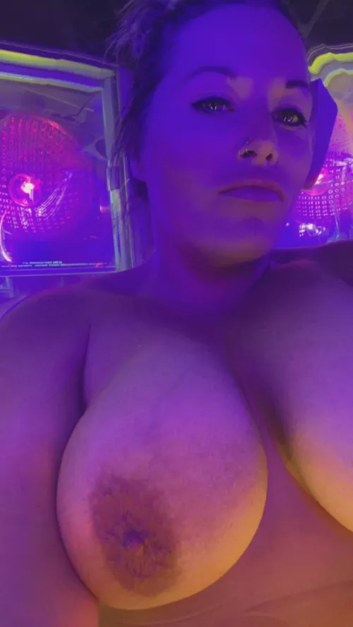 Thick, blonde MILF getting hot in the tanning bed 💦🥵