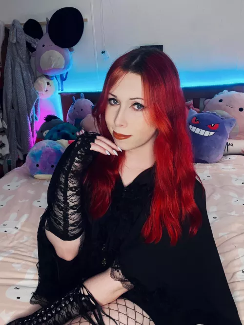 Would you take a pretty lil goth girl like me to dinner? 😇💋