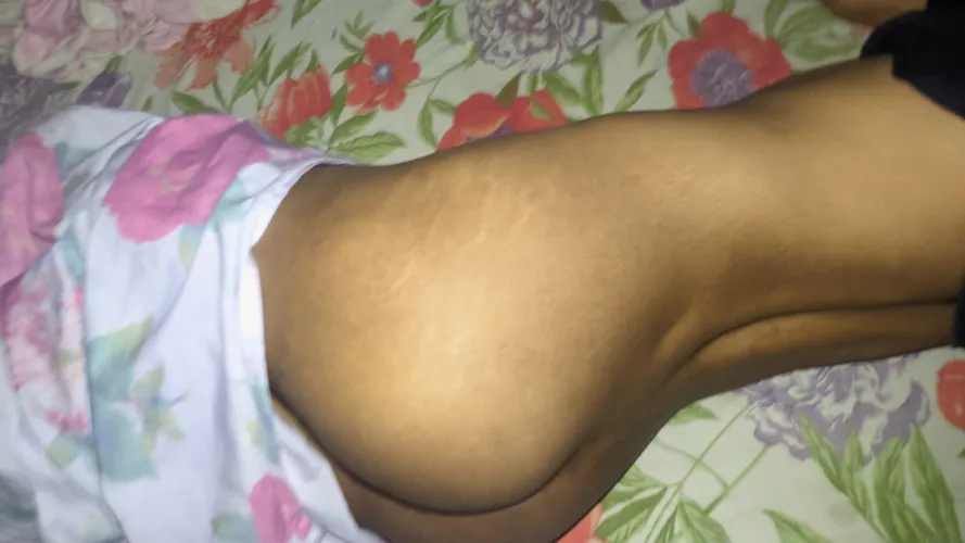 you wake up to this 🍑 next to you in bed, wyd? :3