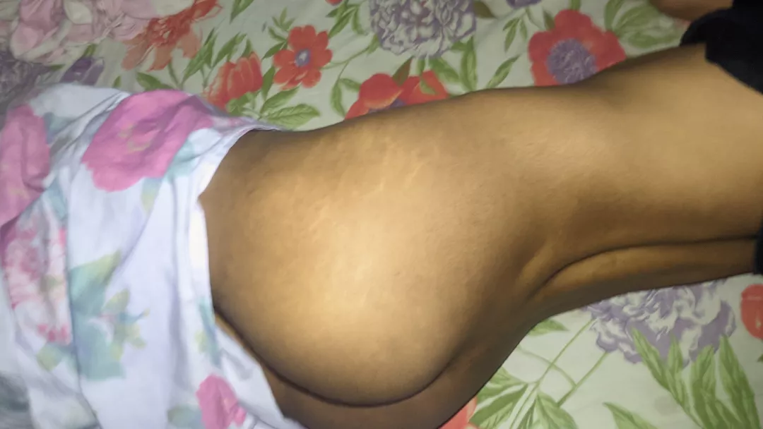 you wake up to this 🍑 next to you in bed, wyd? :3