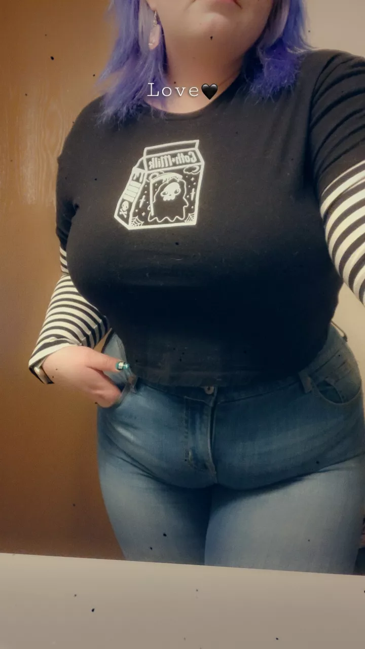 can I be your big titty goth gf? 🎃